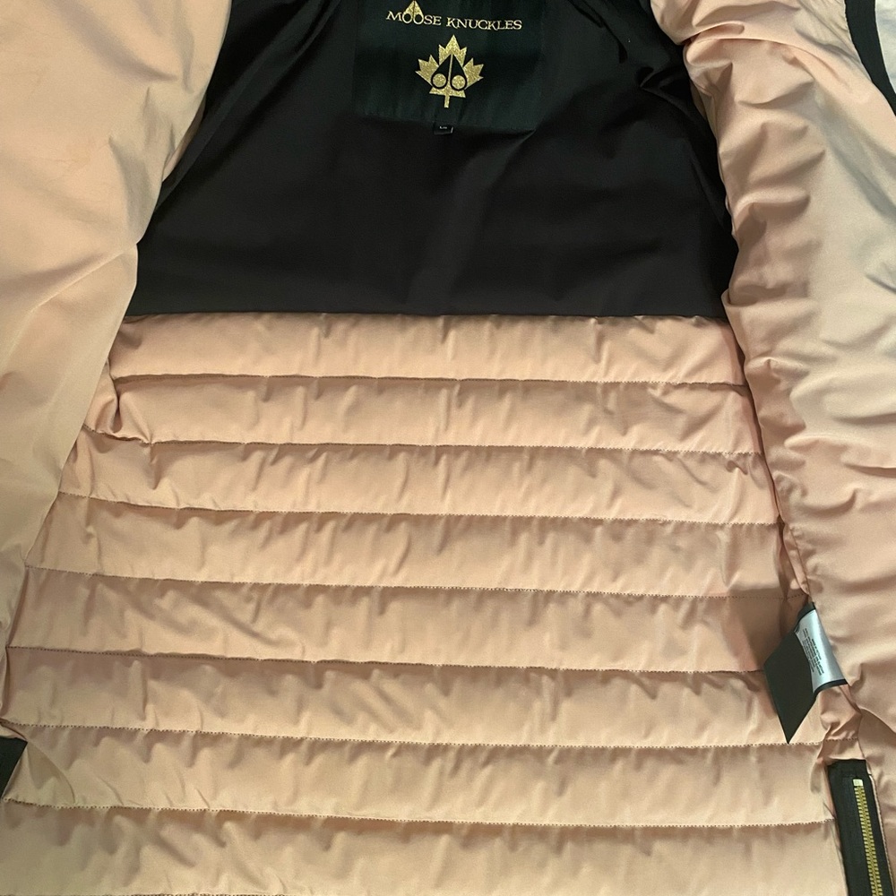 I’m selling mii bby moose knuckle coat she only try I’d it on can’t fit it women